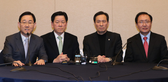 바른정당 주호영 원내대표(왼쪽 첫번째)가 27일 오전 국회 귀빈식당에서 황교안 대통령 권한대행 국무총리의 특검기간 연장 불승인 방침에 대한 논의를 위한 4당 긴급 원내대표 회동에 참석해 발언하고 있다.  연합뉴스